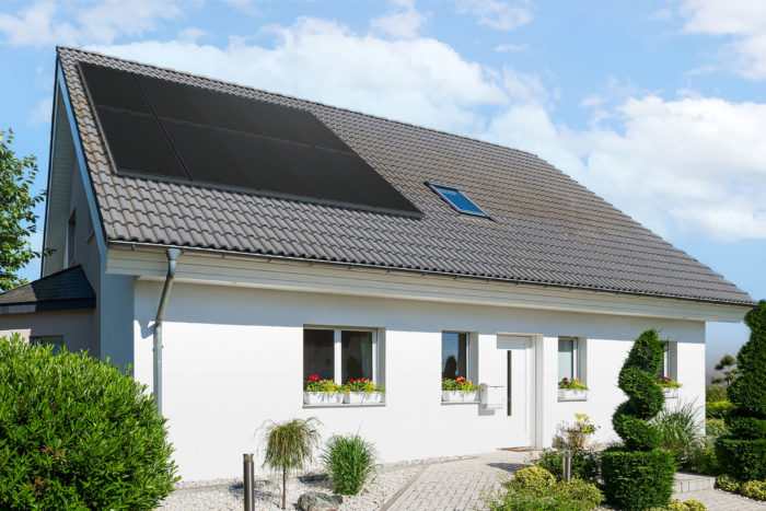 installation de panneaux solaires photovoltaïques sur une toiture de maison