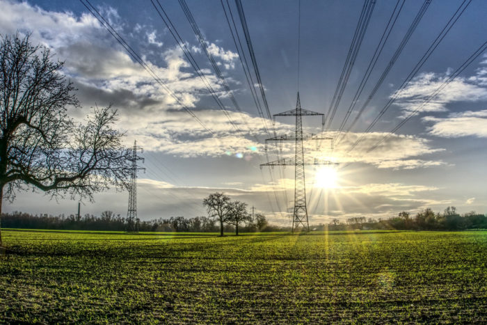 lignes a haute tension avec soleil en fond