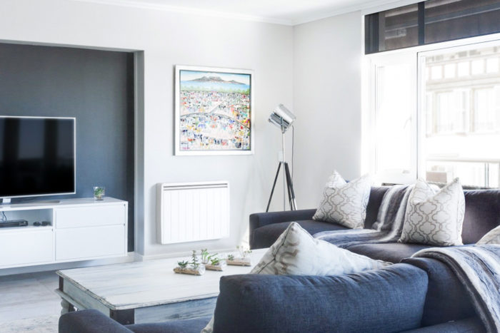 radiateur a inertie aterno dans un salon avec  canape bleu