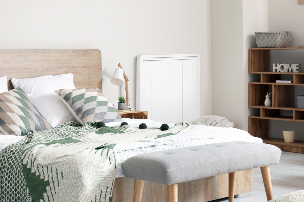 radiateur a inertie vertical blanc dans une chambre