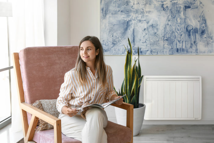 salon avec femme et radiateur a inertie aterno