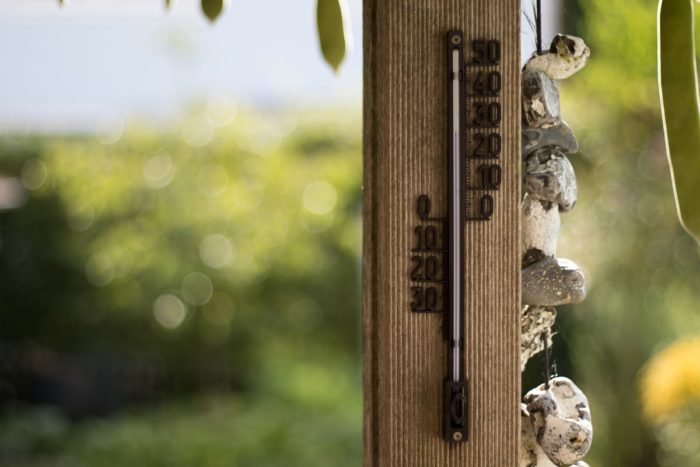 thermometre en bois a l'exterieur